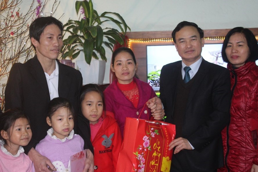 Chá»§ tá»ch LÄLÄ Quảng Ninh Trần Danh Chức (phải) trao tặng quà Tết cho gia Äình công nhân tiêu biá»u TP. Cẩm Phả. Ảnh: NGUYá»N HÃNG