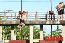 Bất chấp nguy hiểm, trẻ em Hà Nội nhảy cầu giải nhiệt ở bãi tắm dài 10km