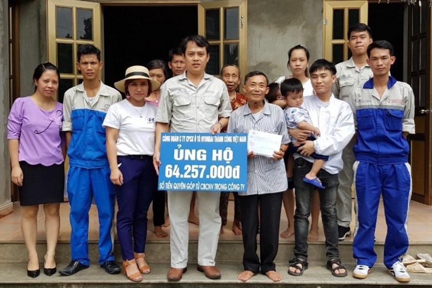 Anh Trương VÄn Tuyên - Chá»§ tá»ch CÄCS Công ty CP sản xuất ôtô Hyundai Thà nh Công Viá»t Nam - trao tiá»n há» trợ cho các gia Äình CNLÄ có hoà n cảnh khó khÄn.