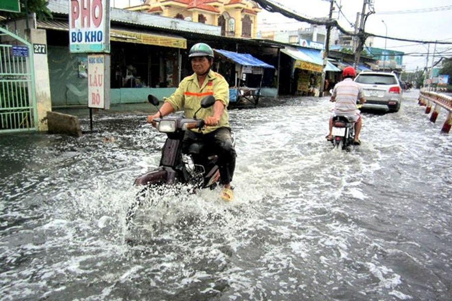 Nhiều đường phố tại TPHCM thường xuyên bị ngập khi mưa to. Ảnh: PV LĐO