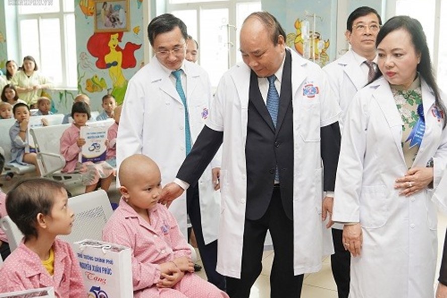 Thủ tướng thăm hỏi các bệnh nhi tại Bệnh viện K - Ảnh: VGP/Quang Hiếu