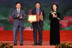 Chủ tịch Tổng LĐLĐ Việt Nam vinh dự được nhận Giải thưởng Nguyễn Văn Linh
