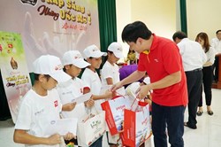 Hàng ngàn em nhỏ miền núi nhận quà, học bổng "Thắp sáng những ước mơ"
