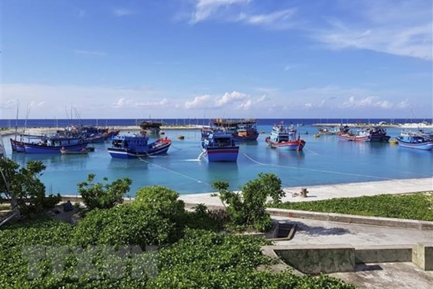 Tàu cá của ngư dân vào neo đậu tránh trú bão ở âu tàu Sinh Tồn, huyện đảo Trường Sa. Ảnh: TTXVN.