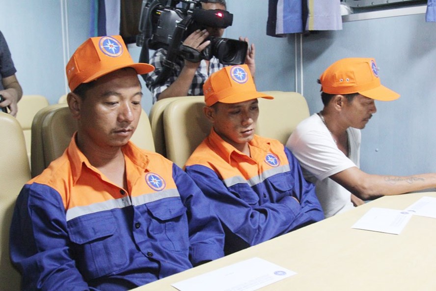 Các thuyền viên may mắn sống sót được đưa vào bờ