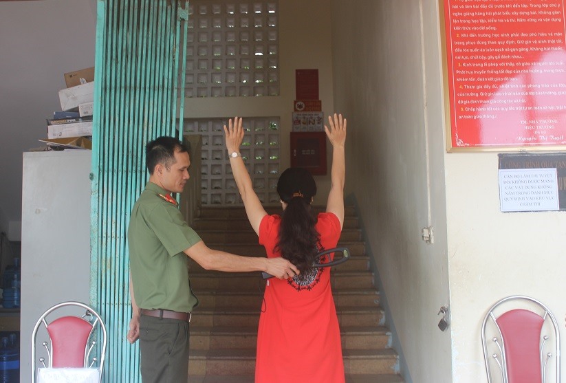 Lực lượng an ninh l&agrave;m nhiệm vụ thi khu vực chấm thi.