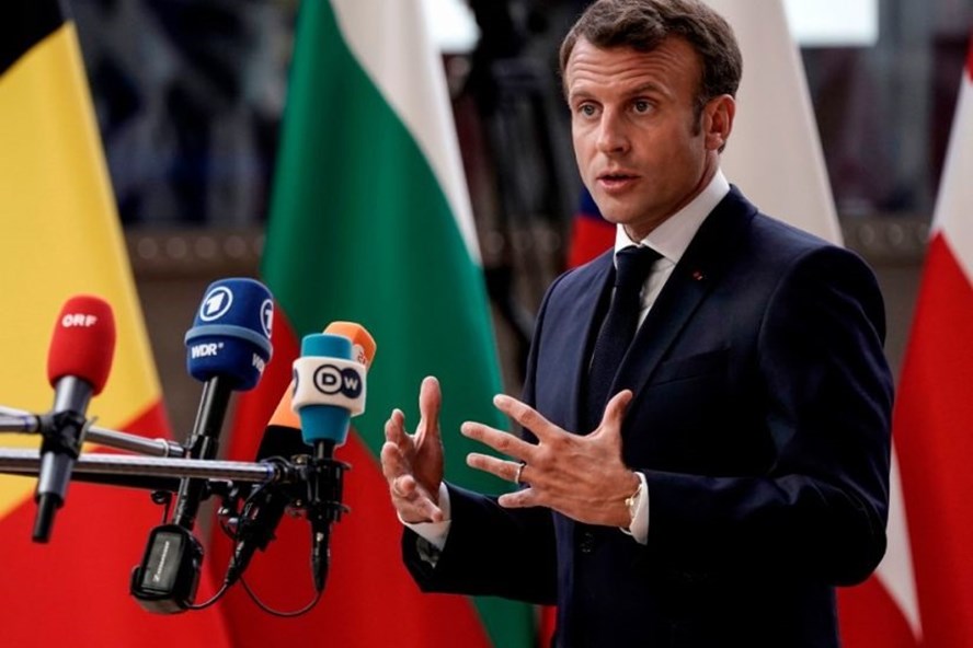 Tổng thống Pháp Emmanuel Macron đang nỗ lực cắt giảm 60 tỷ euro trong chi tiêu công vào năm 2022. Ảnh: AFP.