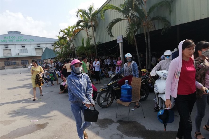Ngà y 14.8, công nhân Cty KaiYang vẫn có mặt Äá» chá» thông tin chÃnh thức từ doanh nghiá»p. Ảnh CTV