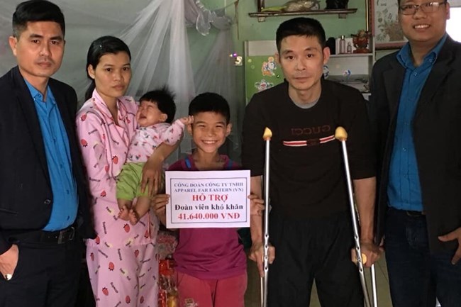 Ông Đặng Quang Duẫn (ngoài cùng bên phải) cùng Ban chấp hành Công ty thăm và trao tiền cho công nhân bị bệnh hiểm nghèo.