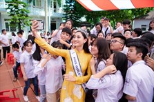 Tân Hoa hậu Lương Thuỳ Linh gây "náo loạn” khi về thăm trường cũ