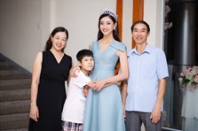 Tân Hoa hậu Lương Thuỳ Linh lần đầu xuất hiện bên bố mẹ và em trai