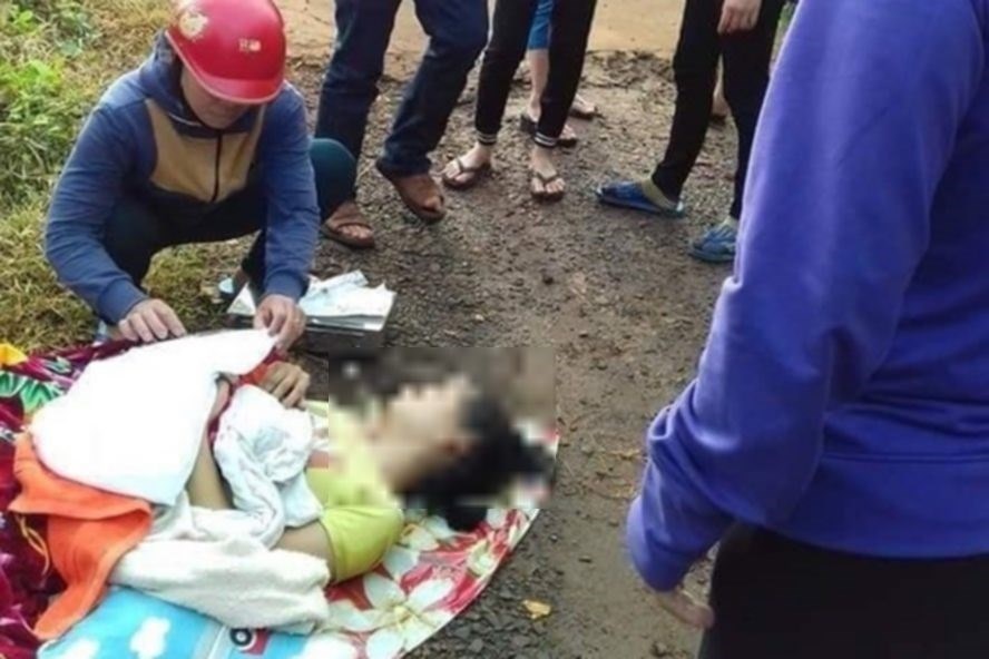 Sản phụ bị bỏ mặc giữa đường - Ảnh lan truyền trên mạng xã hội.