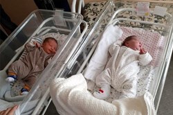 Nóng nhất hôm nay: Hai bé sinh đôi chào đời cách nhau hai tháng rưỡi