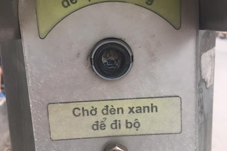 Một nút nhấn đèn để qua đường đã hỏng. Ảnh: L.H