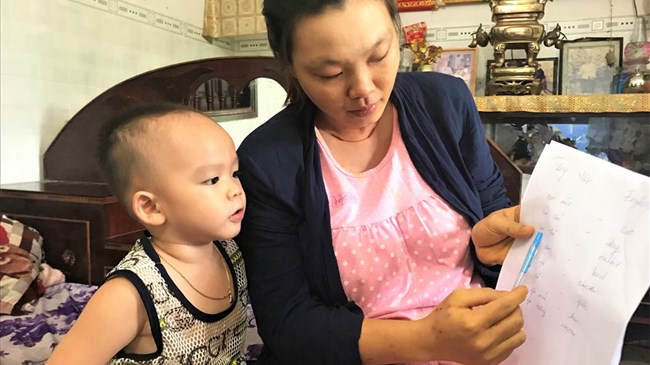 Bé trai 2 tuổi biết đọc báo, phát âm tiếng Anh