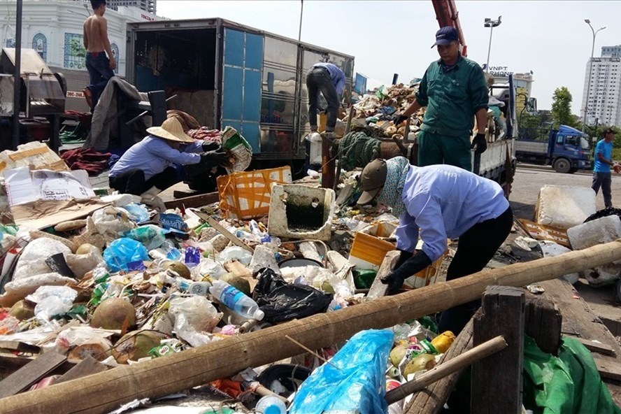 Nhiều địa phương trên cả nước triển khai thực hiện hạn chế tiến tới xóa bỏ sử dụng sản phẩm nhựa dùng 1 lần. Ảnh: Nguyễn Hùng