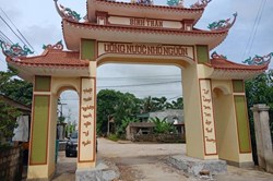 Cổng làng bị 20 người "xăm trổ" đập, dân làng đánh trống xua đuổi