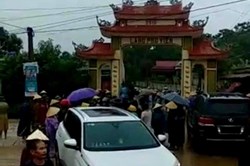 Clip 20 thanh niên phá cổng làng bị dân "quây"