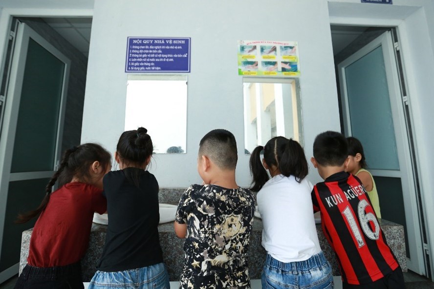 Khu vệ sinh của Trường Tiểu học Phương Canh (Hà Nội) sau khi được đầu tư cải tạo (ảnh chụp ngày 21.8.2019). Ảnh: HẢI NGUYỄN