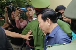 Bị can Nguyễn Hữu Linh xuất hiện "chớp nhoáng" ngoài tòa