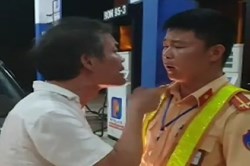 Clip tài xế xe "biển xanh" say xỉn, tát CSGT ở Thanh Hóa
