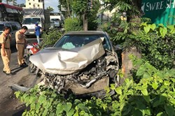 Giao thông 24h: "Xế hộp" bất ngờ mất lái húc bay dải phân cách