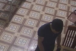 Video ghi cận cảnh mặt kẻ hắt axit vào nữ phụ bếp ở Hòa Bình