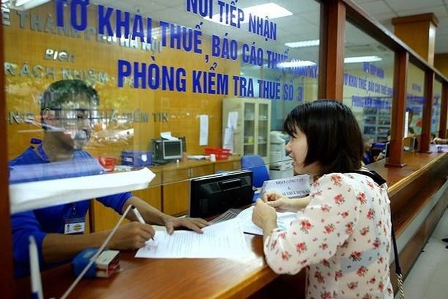 Doanh nghiệp thực hiện khai thuế, nộp thuế tại cơ quan thuế. Ảnh: T.L