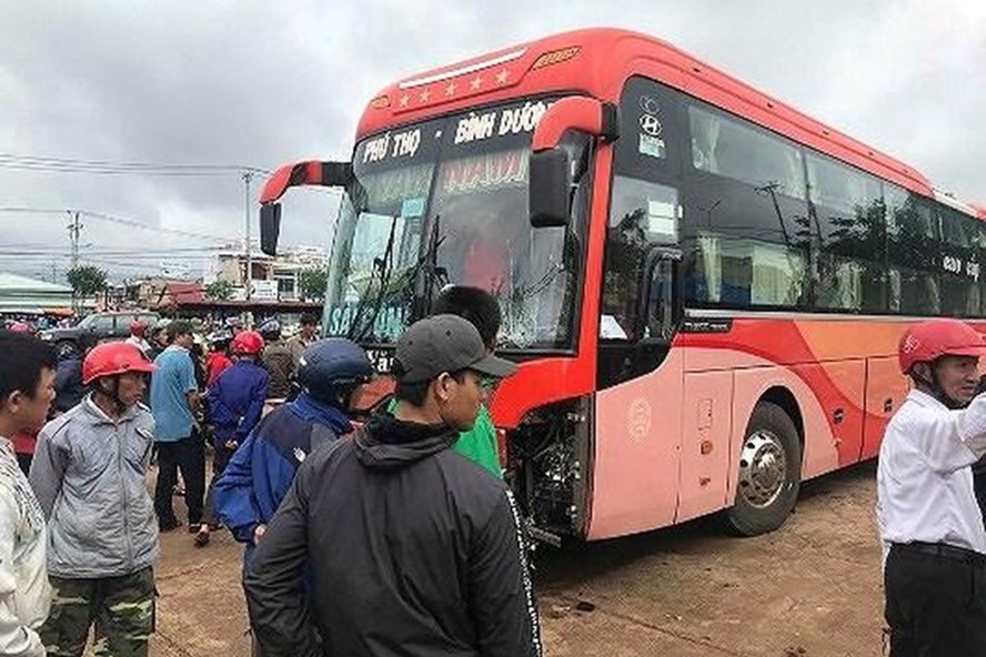 Hiện trường vụ xe khách BKS: 19B - 009.18 đâm vào chợ cóc tại Gia Lai rạng sáng 3.8 khiến 4 người chết, 1 người bị thương. Ảnh PV