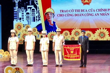 Công đoàn Công an Nhân dân nhận Cờ thi đua của Chính phủ