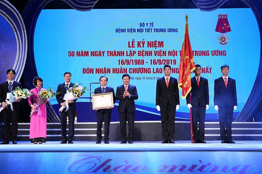 Phó Thủ tướng Phạm Bình Minh trao tặng Huân chương Lao động hạng Nhất cho BV Nội tiết Trung ương và các tập thể, cá nhân của BV. Ảnh: VGP/Hải Minh