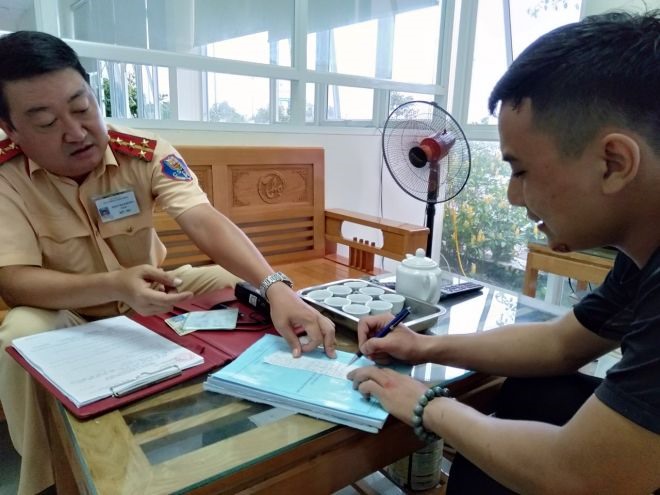 Tước Giấy ph&eacute;p l&aacute;i xe 2 th&aacute;ng với nam thanh ni&ecirc;n đi m&ocirc;t&ocirc; ngược chiều tr&ecirc;n cao tốc H&agrave; Nội &ndash; Hải Ph&ograve;ng. Ảnh: V