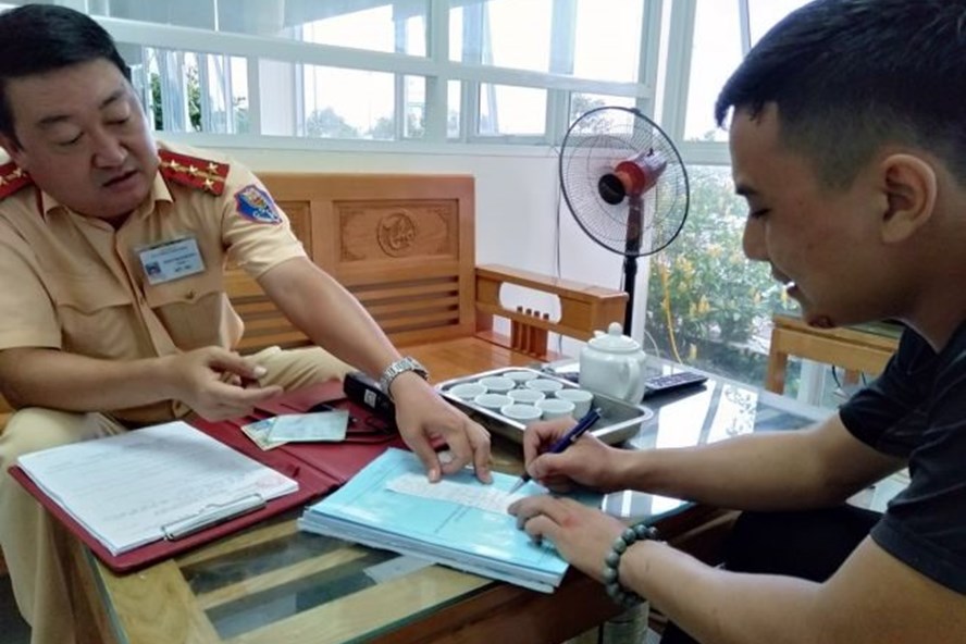 Tước Giấy phép lái xe 2 tháng với nam thanh niên đi môtô ngược chiều trên cao tốc Hà Nội – Hải Phòng. Ảnh: V