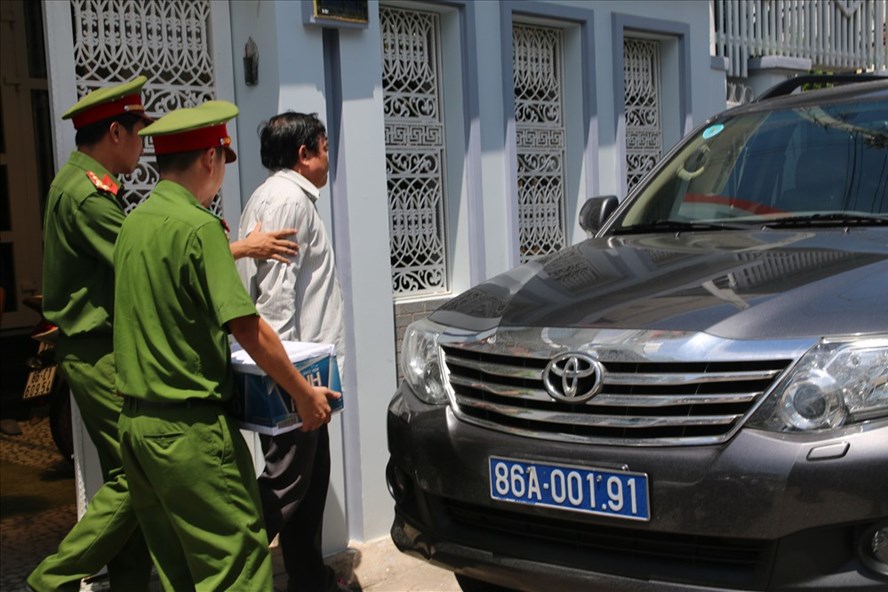 Cơ quan công an khám xét nhà ông Trần Hoàng Khôi_Ảnh: CTV