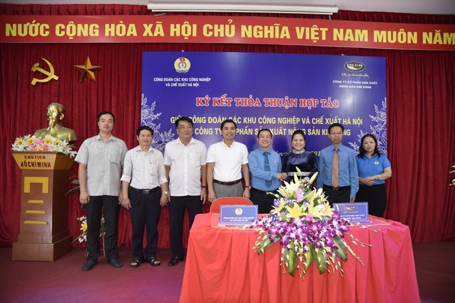 Đại diện Công đoàn các KCN-CX Hà Nội và Cty Kim Sáng ký kết chương trình phối hợp. Ảnh: H.A