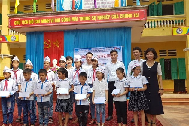 Đại diện Quỹ Tấm Lòng Vàng, đại diện Medlatec đã trao học bổng cho những học sinh nghèo vượt khó ở trường Tiểu học Phượng Mao. Ảnh: T.H