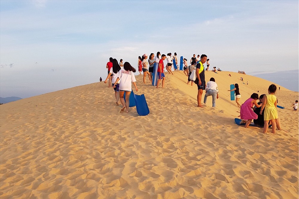 Đến với cồn cát Quang Phú, chúng ta có thể chơi trượt cát từ độ cao hơn 100 mét.