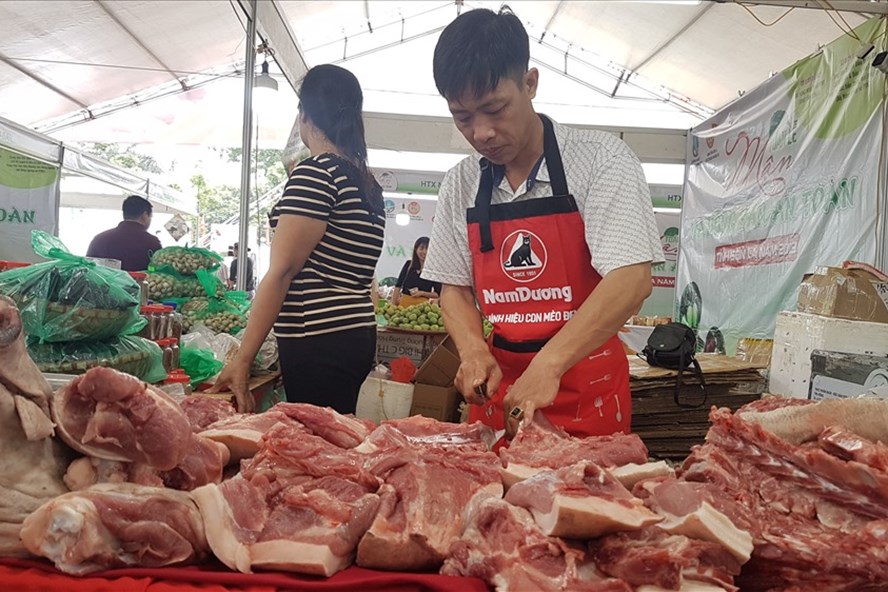 Giá lợn hơi có thể tăng lên mức 60.000 đồng/kg đẩy giá thịt lợn “phi mã” vào cuối năm nay. Ảnh: Kh.V