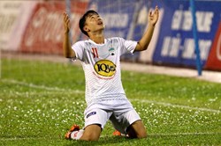 Minh Vương lập hat-trick, Hoàng Anh Gia Lai tạm thoát nhóm xuống hạng