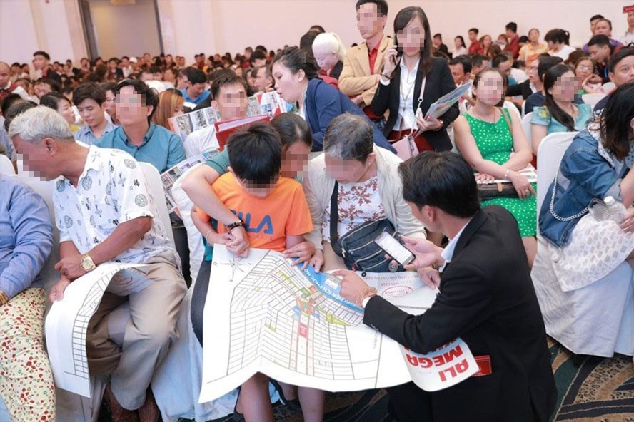 Khách hàng sập bẫy trước chiêu bài trả lãi suất khủng của Alibaba. Ảnh: PV