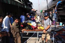 Hiện trường cháy khu bán vải chợ Tó, tiểu thương vội vã di chuyển hàng hoá
