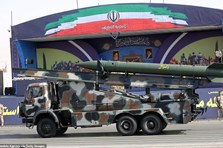 Iran phô diễn dàn vũ khí “khủng” cảnh báo Mỹ trong cuộc duyệt binh rầm rộ