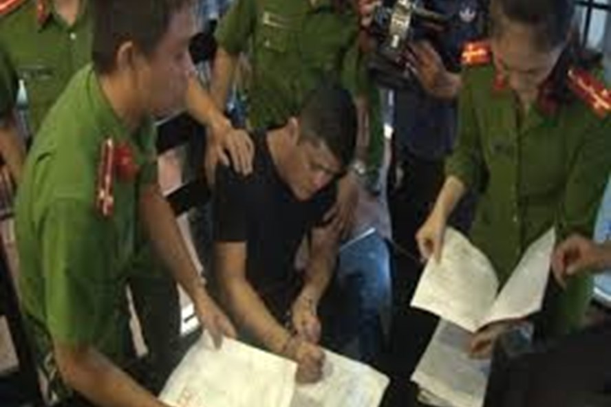 Bắt giữ bác sĩ hiếp dâm nữ thực tập sinh, một hình ảnh của công lý