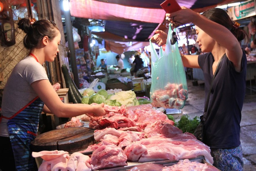 Giá thịt lợn trên thị trường đang tăng cao. Ảnh: HẢI NGUYỄN