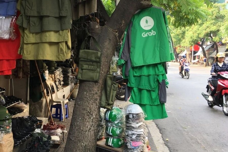 Hà Nội: Tràn lan đồng phục không chính hãng của Grab ha noi tran lan dong phuc khong chinh hang cua grab