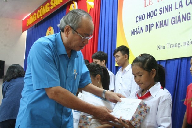 Lãnh đạo LĐLĐ Khánh Hòa trao học bổng “Cùng em đến trường” cho con công nhân nghèo trên địa bàn. Ảnh: P.LINH