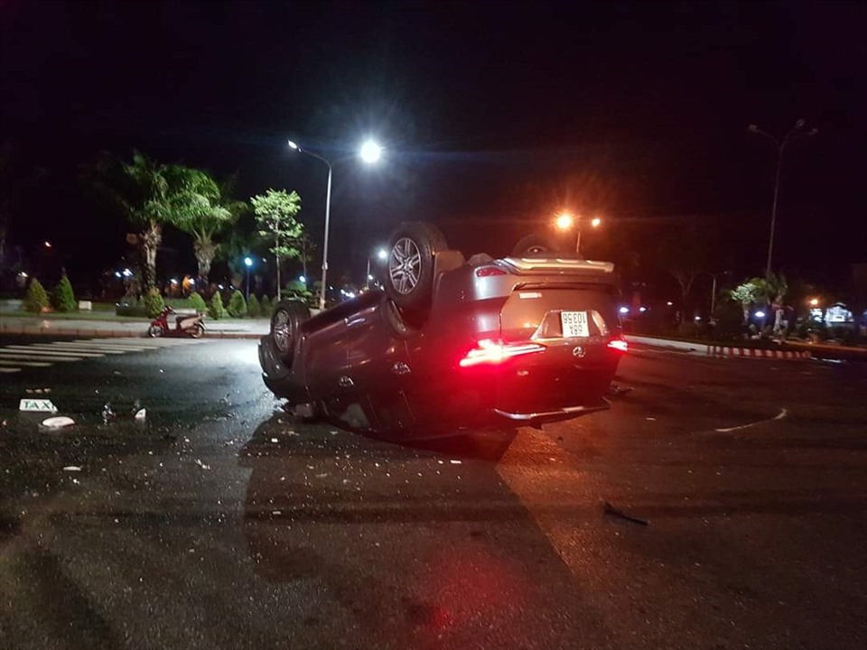 Hiện trường xe Fortuner 7 chỗ lật ngược, hư hỏng nặng sau va chạm. Ảnh: PV