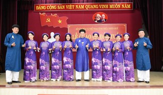 Cán bộ công chức ngành văn hóa Huế với trang phục áo dài truyền thống.