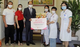 ông Park Jong Sun - Trưởng đại diện Tổng cục Du lịch Hàn Quốc tại Việt Nam trao quà tặng cho đội ngũ y, bác sĩ tại Hà Nội. Ảnh: KTO