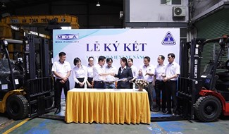 Lễ ký kết mở thêm nhà xưởng để đám ứng nhu cầu đại tu, bảo hành, trong đó có khám chữa bệnh miễn phí cho xe nâng của các doanh nghiệp do MGA Việt Nam cung cấp. Ảnh: Anh Thư